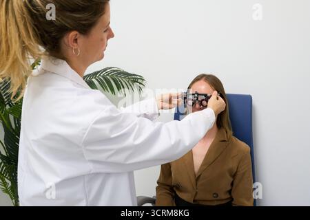 Monture d'essai d'ajustement optométriste pour test de vision Banque D'Images