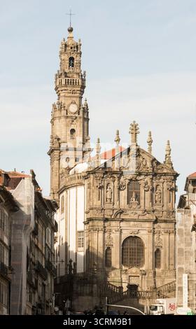 L'église et la tour baroques de Clérigos à Porto, Portugal Banque D'Images