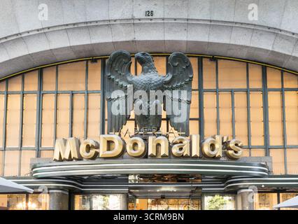 Eagle signe au-dessus du restaurant McDonalds à Porto, Portugal Banque D'Images
