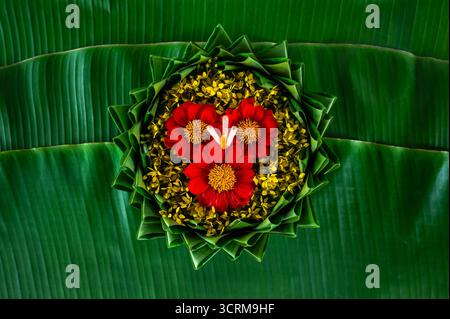 Krathong décore avec des fleurs colorées qui ont flou l'accent de 3 bâtons d'encens et bougie mis sur la feuille de banane pour le festival Loy Krathong. Banque D'Images