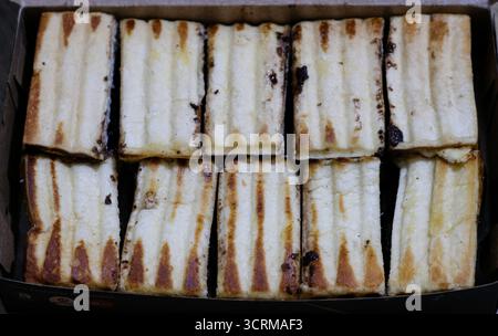 Roti bakar Bandung avec pâte à tartiner au chocolat, un pain grillé populaire de rue Banque D'Images