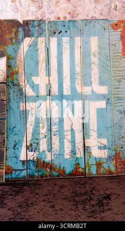Une enseigne décorative dans un style rustique et moderne avec les mots « Chill zone » en bleu turquoise vif. Les bords du panneau sont altérés et rouillés. Banque D'Images