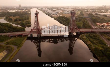 Vue aérienne du pont Tees Newport qui se reflète dans la rivière Still, mélange d'architecture industrielle et de voies navigables naturelles, Middlesbrough, Yorkshire, Royaume-Uni. Banque D'Images