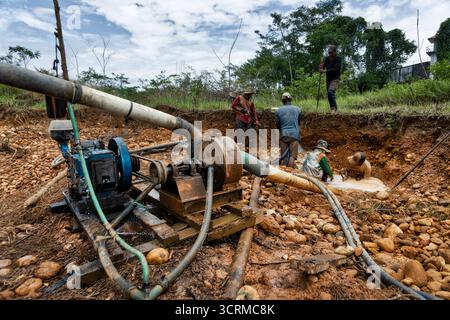 Artisanale - extraction illégale d'or et de diamants à Kalimantan, Bornéo, Indonésie, Asie Banque D'Images