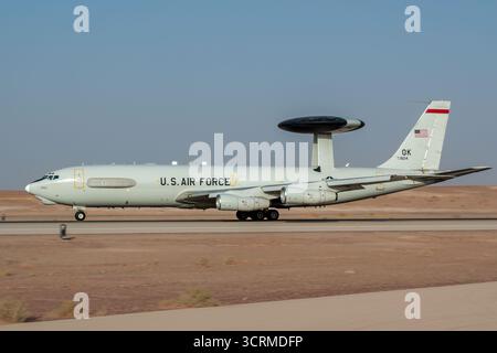 Un E-3 Sentry de l'US Air Force, affecté aux taxis du 960th Expeditionary Airborne Air Control Squadron dans la zone de Responsib du commandement central des États-Unis Banque D'Images