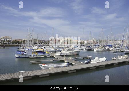 Bateaux de plaisance et voiliers dans la marina, Lagos, Algarve, Portugal Banque D'Images