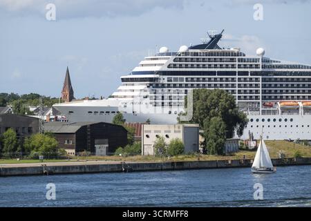 Grand bateau de croisière MSC Poesia dans le port, tour de l'église en arrière-plan, Warnemuende, Rostock, Mecklembourg-Poméranie occidentale, Allemagne Banque D'Images
