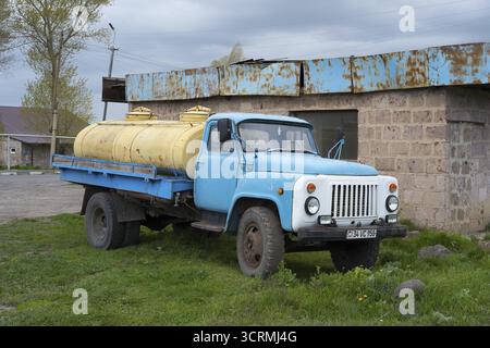 Un vieux camion bleu avec des chars jaunes est abandonné dans un cadre rural, camion gaz-53, camion-citerne, Arménie Banque D'Images