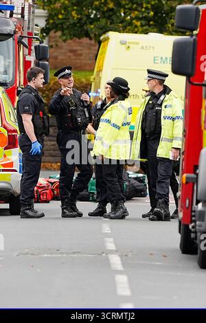Services d'urgence sur les lieux d'un incident à la synagogue Hebrew Congregation de Heaton Park à Crumpsall, Manchester, où la police a tiré sur un suspect après que plusieurs personnes ont été poignardées et une voiture a été conduite sur des membres du public. Date de la photo : jeudi 2 octobre 2025. Banque D'Images