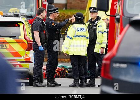 Services d'urgence sur les lieux d'un incident à la synagogue Hebrew Congregation de Heaton Park à Crumpsall, Manchester, où la police a tiré sur un suspect après que plusieurs personnes ont été poignardées et une voiture a été conduite sur des membres du public. Date de la photo : jeudi 2 octobre 2025. Banque D'Images