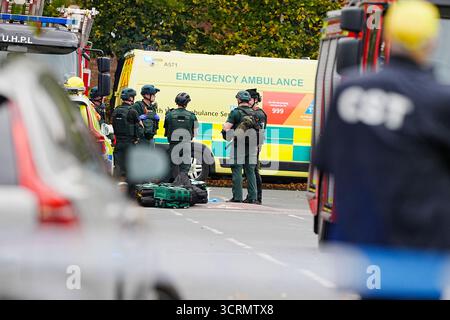 Services d'urgence sur les lieux d'un incident à la synagogue Hebrew Congregation de Heaton Park à Crumpsall, Manchester, où la police a tiré sur un suspect après que plusieurs personnes ont été poignardées et une voiture a été conduite sur des membres du public. Date de la photo : jeudi 2 octobre 2025. Banque D'Images