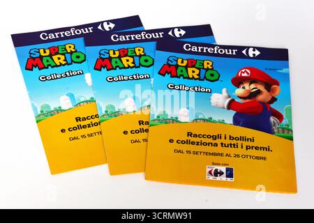 Carrefour Super Mario Collection 2025 papier de fidélité pour collecter des points et échanger des récompenses telles que mugs set, bols, pot à biscuits, sac isotherme, boîte à lunch Banque D'Images