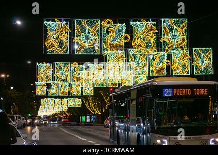 MALAGA, ESPAGNE - 21 DÉCEMBRE 2024 : le centre-ville brille de décorations de Noël enchanteresses, créant un pays des merveilles festif à Malaga, en Espagne Banque D'Images