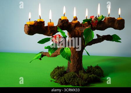 Menorah faite à la main conçue en forme d'arbre, symbolisant la fête tu BiShvat, également connue sous le nom de nouvel an juif pour les arbres Banque D'Images