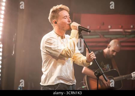 BARCELONE, ESPAÑA – SEPTIEMBRE 30. Alfa en concierto en la Sala Apolo el 30 de septiembre de 2025 en Barcelona, España. (Foto por Fernando Pérez) Banque D'Images