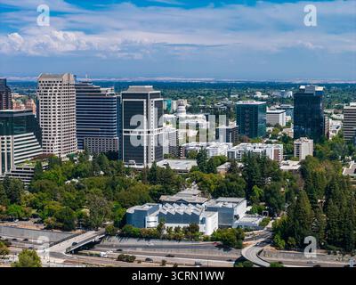 Vue aérienne du paysage urbain de Sacramento et de la verdure environnante Banque D'Images