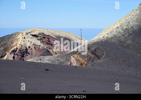 La Palma Tajogaite-Vulkan Tajogaite-Vulkan auf la Palma. Der Tajogaite-Vulkan entstand durch einen fast dreimonatigen Vulkanausbruch von September bis Dezember 2021. Durch den Vulkanausbruch wurde eine grosse Zahl von Haeusern in Doerfern und Siedlungen der Gemeinden El Paso, Los Llanos de Aridane und Tazacorte zerstoert und weite Teile landwirtschaftlich genutzter Flaeche mit Lava und Asche bedeckt. Mittlerweile darf in einem Teil der Gegend um den Vulkan in Begleitung von orts- und fachkundiger Leitung wieder gewandert werden, wenn die Gaskonzentration in der Gegend gering ist. IM Bild : Schw Banque D'Images