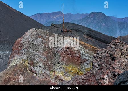 La Palma Tajogaite-Vulkan Tajogaite-Vulkan auf la Palma. Der Tajogaite-Vulkan entstand durch einen fast dreimonatigen Vulkanausbruch von September bis Dezember 2021. Durch den Vulkanausbruch wurde eine grosse Zahl von Haeusern in Doerfern und Siedlungen der Gemeinden El Paso, Los Llanos de Aridane und Tazacorte zerstoert und weite Teile landwirtschaftlich genutzter Flaeche mit Lava und Asche bedeckt. Mittlerweile darf in einem Teil der Gegend um den Vulkan in Begleitung von orts- und fachkundiger Leitung wieder gewandert werden, wenn die Gaskonzentration in der Gegend gering ist. IM Bild : Schw Banque D'Images