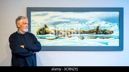 The Scottish Gallery, Édimbourg, Écosse, Royaume-Uni, 02 octobre 2025, 50 ans de Naboland et de la famille Behrens : Reinhard Behrens a créé un univers alternatif, Naboland, dans ses peintures depuis 50 ans dans une nouvelle exposition. La terre mythique de Naboland présente des expéditions sous-marines, des paysages marins oniriques et des cartographies imaginatives. Sur la photo : Reinhard Behrens avec certaines de ses œuvres. Crédit : Sally Anderson/Alamy Live News Banque D'Images