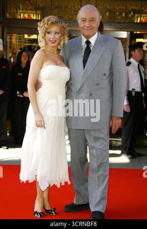 Christina Aguilera ouvre la vente Harrods à Knightsbridge. Londres, 28 juin 2004 Banque D'Images