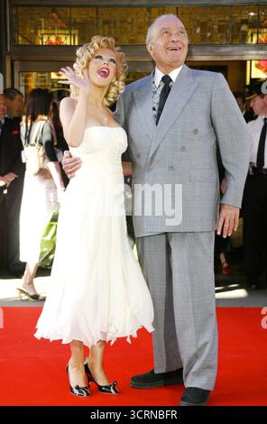 Christina Aguilera ouvre la vente Harrods à Knightsbridge. Londres, 28 juin 2004 Banque D'Images