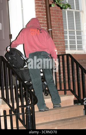 Chris Martin de Coldplay ramène sa fille Apple à la maison après un dîner avec Gwyneth Paltrow à New York - 13/06/04 Banque D'Images