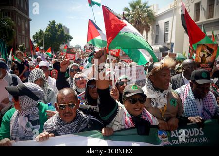 Pro - des manifestants palestiniens défilent au Cap contre le génocide à Gaza. Banque D'Images