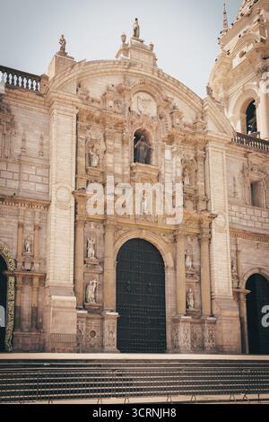 Façade principale de la cathédrale de Lima avec des sculptures en pierre détaillées et des statues. Banque D'Images