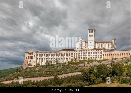 Vue panoramique de la basilique Saint François à assise, Ombrie, Italie, patrimoine mondial de l'UNESCO et grand site de pèlerinage chrétien. Banque D'Images