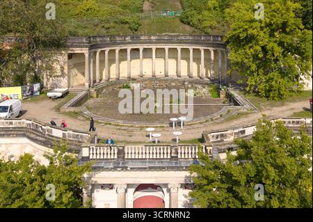 02 octobre 2025, Saxe, Dresde : vue des thermes romains en contrebas du château d'Albrechtsberg (vue aérienne avec un drone). En juin 2025, les travaux ont repris après une interruption de plusieurs années. En raison de la période de protection des chauves-souris qui y vivent, les travaux de construction doivent être suspendus dans certaines parties de la zone. Photo : Sebastian Kahnert/dpa Banque D'Images