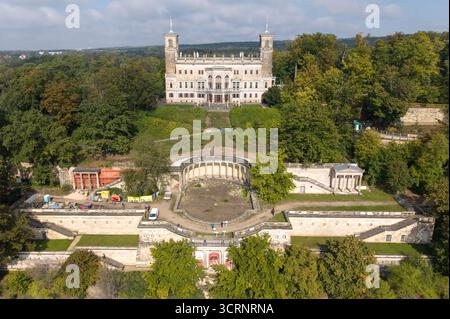 02 octobre 2025, Saxe, Dresde : vue des thermes romains devant le château d'Albrechtsberg (vue aérienne avec un drone). En juin 2025, les travaux ont repris après une interruption de plusieurs années. En raison de la période de protection des chauves-souris qui y vivent, les travaux de construction doivent être suspendus dans certaines parties de la zone. Photo : Sebastian Kahnert/dpa Banque D'Images