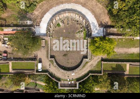 02 octobre 2025, Saxe, Dresde : vue des thermes romains en contrebas du château d'Albrechtsberg (vue aérienne avec un drone). En juin 2025, les travaux ont repris après une interruption de plusieurs années. En raison de la période de protection des chauves-souris qui y vivent, les travaux de construction doivent être suspendus dans certaines parties de la zone. Photo : Sebastian Kahnert/dpa Banque D'Images