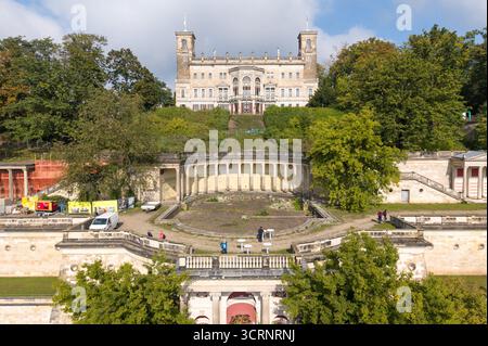 02 octobre 2025, Saxe, Dresde : vue des thermes romains devant le château d'Albrechtsberg (vue aérienne avec un drone). En juin 2025, les travaux ont repris après une interruption de plusieurs années. En raison de la période de protection des chauves-souris qui y vivent, les travaux de construction doivent être suspendus dans certaines parties de la zone. Photo : Sebastian Kahnert/dpa Banque D'Images