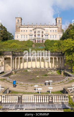 02 octobre 2025, Saxe, Dresde : vue des thermes romains devant le château d'Albrechtsberg (vue aérienne avec un drone). En juin 2025, les travaux ont repris après une interruption de plusieurs années. En raison de la période de protection des chauves-souris qui y vivent, les travaux de construction doivent être suspendus dans certaines parties de la zone. Photo : Sebastian Kahnert/dpa Banque D'Images