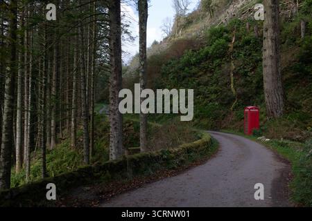 Boîte téléphonique publique rouge présentée dans le film je sais où je vais ! Carsaig, île de Mull, Écosse Banque D'Images