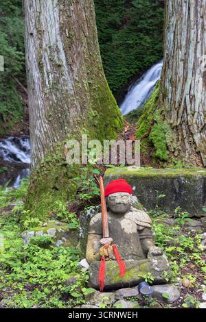 Statue aux chutes de Shiraitono dans la forêt de cèdres (site du patrimoine mondial de l'UNESCO), Nikko, Tochigi, Japon Banque D'Images