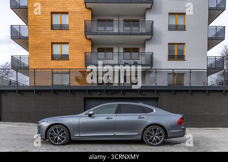 Une limousine de luxe grise et bleue à quatre portes garée dans le parking devant l'entrée du garage. En Pologne Banque D'Images