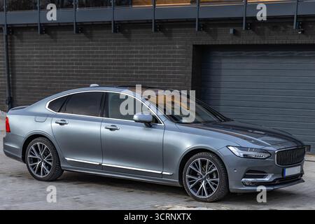 Une limousine de luxe grise et bleue à quatre portes garée dans le parking devant l'entrée du garage. En Pologne Banque D'Images