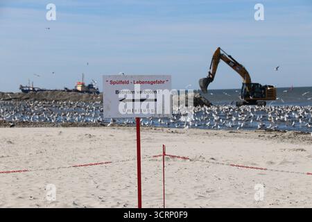 Norderney, Allemagne. 18 septembre 2025. Vue sur la reconstitution du sable sur la plage ouest de l'île. Peu avant le début de la saison des ondes de tempête, la protection côtière en basse-Saxe a achevé les derniers chantiers de construction. La saison des ondes de tempête dure généralement d'octobre à mars. Crédit : Volker Bartels/dpa/Alamy Live News Banque D'Images
