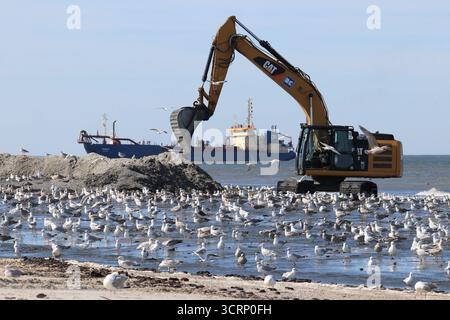Norderney, Allemagne. 18 septembre 2025. Vue sur la reconstitution du sable sur la plage ouest de l'île. Peu avant le début de la saison des ondes de tempête, la protection côtière en basse-Saxe a achevé les derniers chantiers de construction. La saison des ondes de tempête dure généralement d'octobre à mars. Crédit : Volker Bartels/dpa/Alamy Live News Banque D'Images