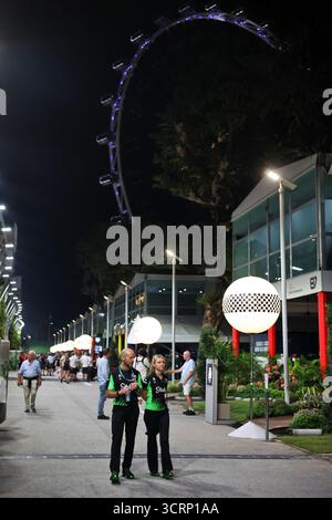 Singapour, Singapour. 02 octobre 2025. Atmosphère de paddock. 02.10.2025. Championnat du monde de formule 1, Rd 18, Grand Prix de Singapour, Marina Bay Street circuit, Singapour, jour de préparation. Le crédit photo devrait se lire : XPB/Alamy Live News. Banque D'Images