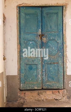 Vieille porte en bois altérée d'une ferme abandonnée, dans le haut des montagnes près du village de Cucaita, dans les Andes orientales Banque D'Images