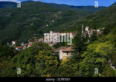 Apricale, plus beau village d'Italie, vallée de Nervia, Ligurie. Castello della Lucertola clocher de l'église de la purification de Marie Banque D'Images