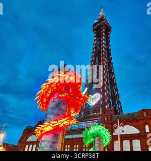 Les dragons cracheurs de feu figurent dans Blackpool Illuminations 2025 Banque D'Images