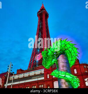 Les dragons cracheurs de feu figurent dans Blackpool Illuminations 2025 Banque D'Images
