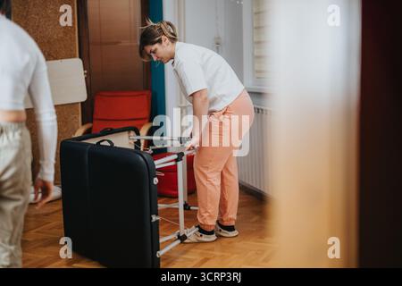 Personne installant une table de massage portable dans une salle intérieure confortable Banque D'Images