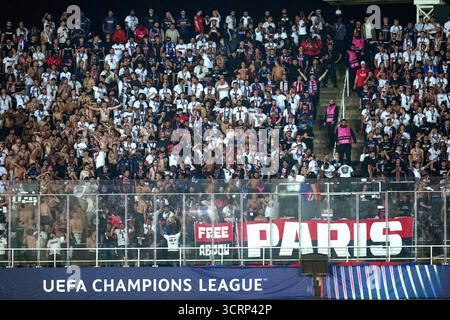 Barcelone, Espagne. 02 octobre 2025. Fans du PSG lors du match de l'UEFA Champions League, entre le FC Barcelone et le Paris Saint Germain PSG, stade Lluis Companys le 1er octobre 2025 à Barcelone, Espagne. (Photo de Bagu Blanco/PRESSIN) crédit : AGENCE SPORTIVE PRESSINPHOTO/Alamy Live News Banque D'Images