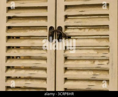 Verrouillé dans le temps. Couvre-fenêtre en bois, motif et texture. Banque D'Images
