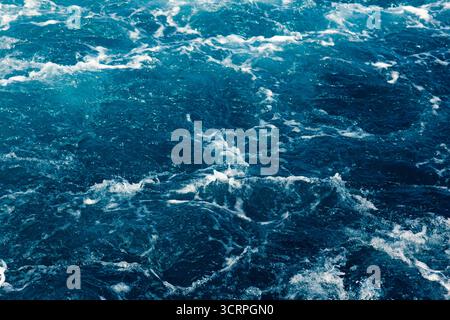 Rivière Aare bleu orageux en Suisse, gros plan. Banque D'Images