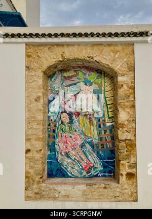 Murale colorée encastrée dans un mur de pierre à Ibn Bou Said Tomb Complex. Sidi Bou Said, Tunis, Tunisie 23 septembre 2025. Banque D'Images